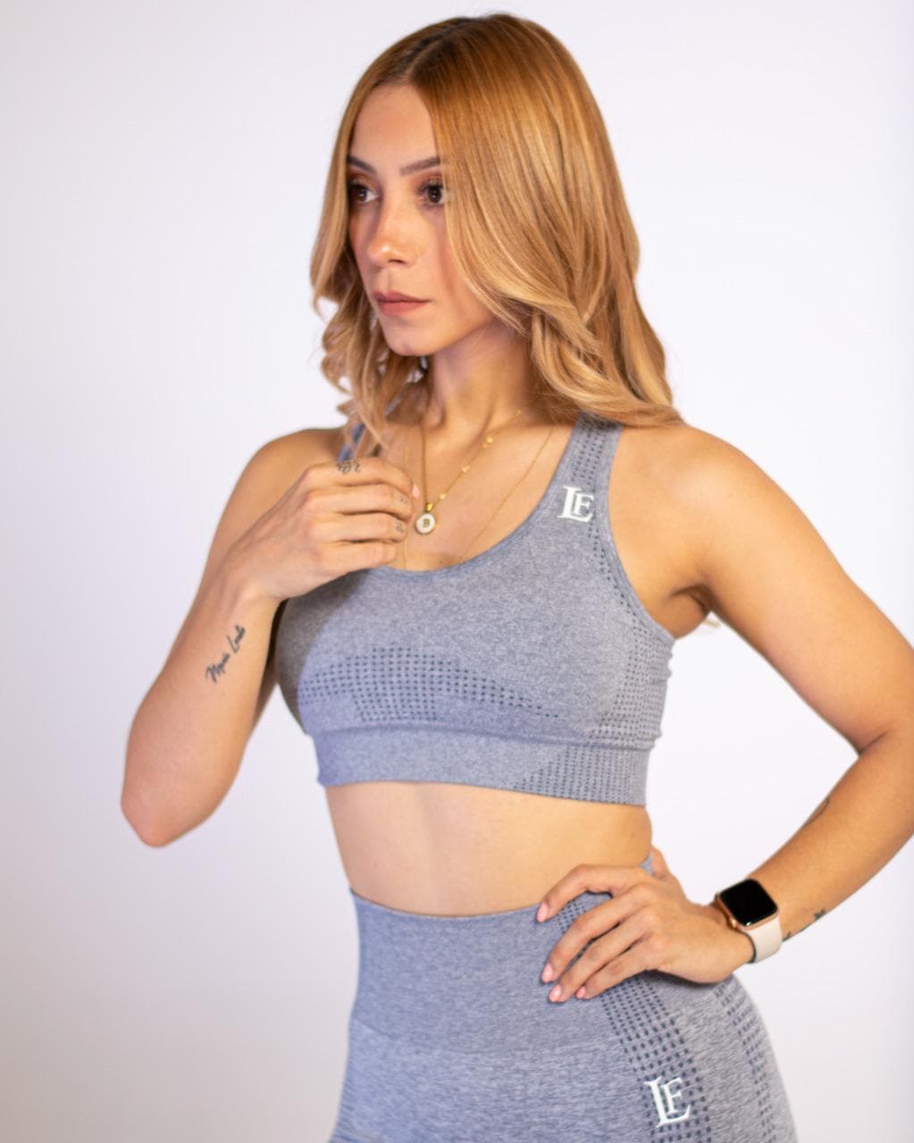 Betzy pose dinámica conjunto deportivo gris re_line
